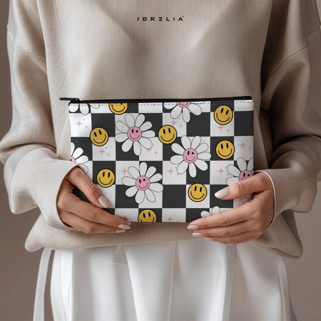 Smiley Daisy Checkerboard Makeup & Pencil Pouch – Retro Cute Aesthetic Organizer – IBRELIA™ IBRELIA