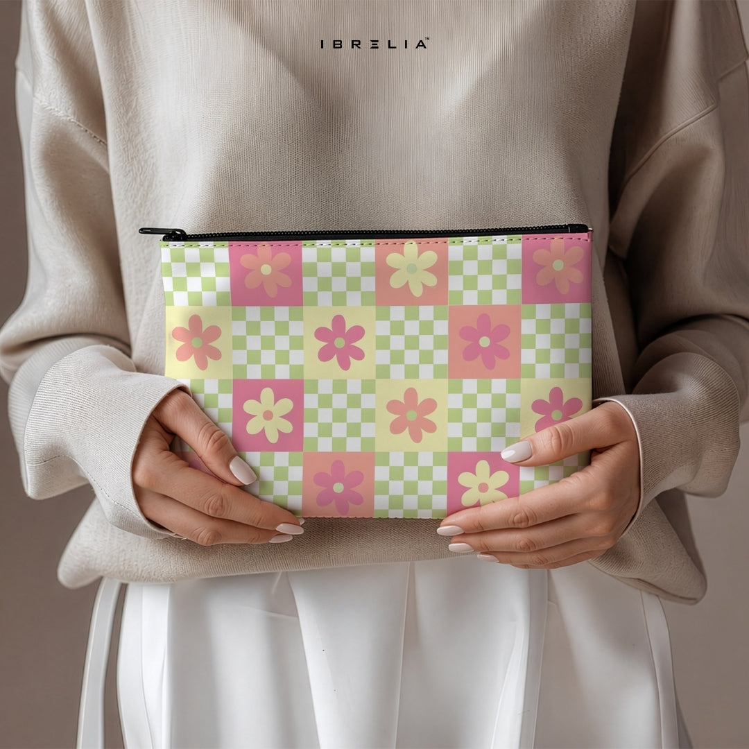 Pastel Checkerboard Daisy Makeup & Pencil Pouch – Retro Floral Aesthetic Cosmetic Organizer – IBRELIA™