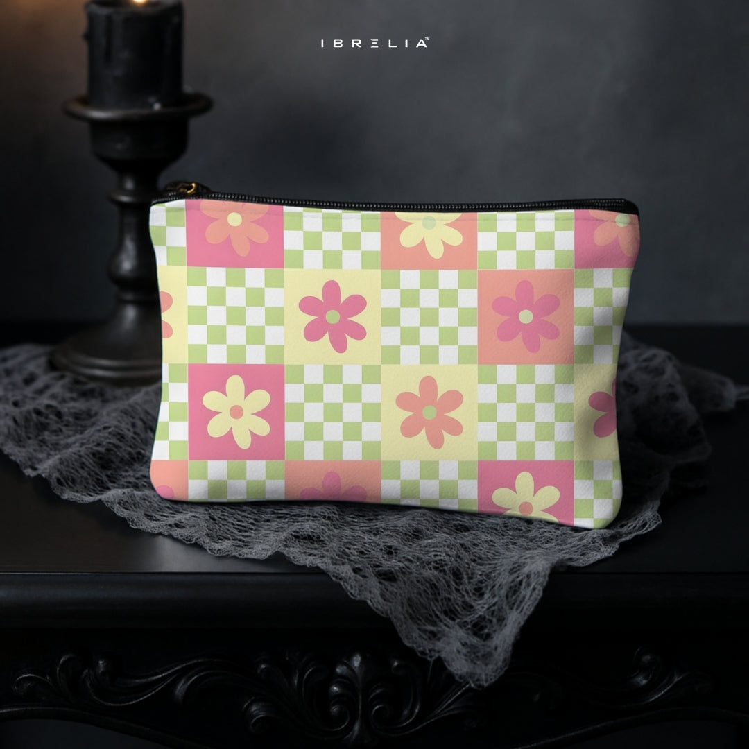 Pastel Checkerboard Daisy Makeup & Pencil Pouch – Retro Floral Aesthetic Cosmetic Organizer – IBRELIA™ IBRELIA