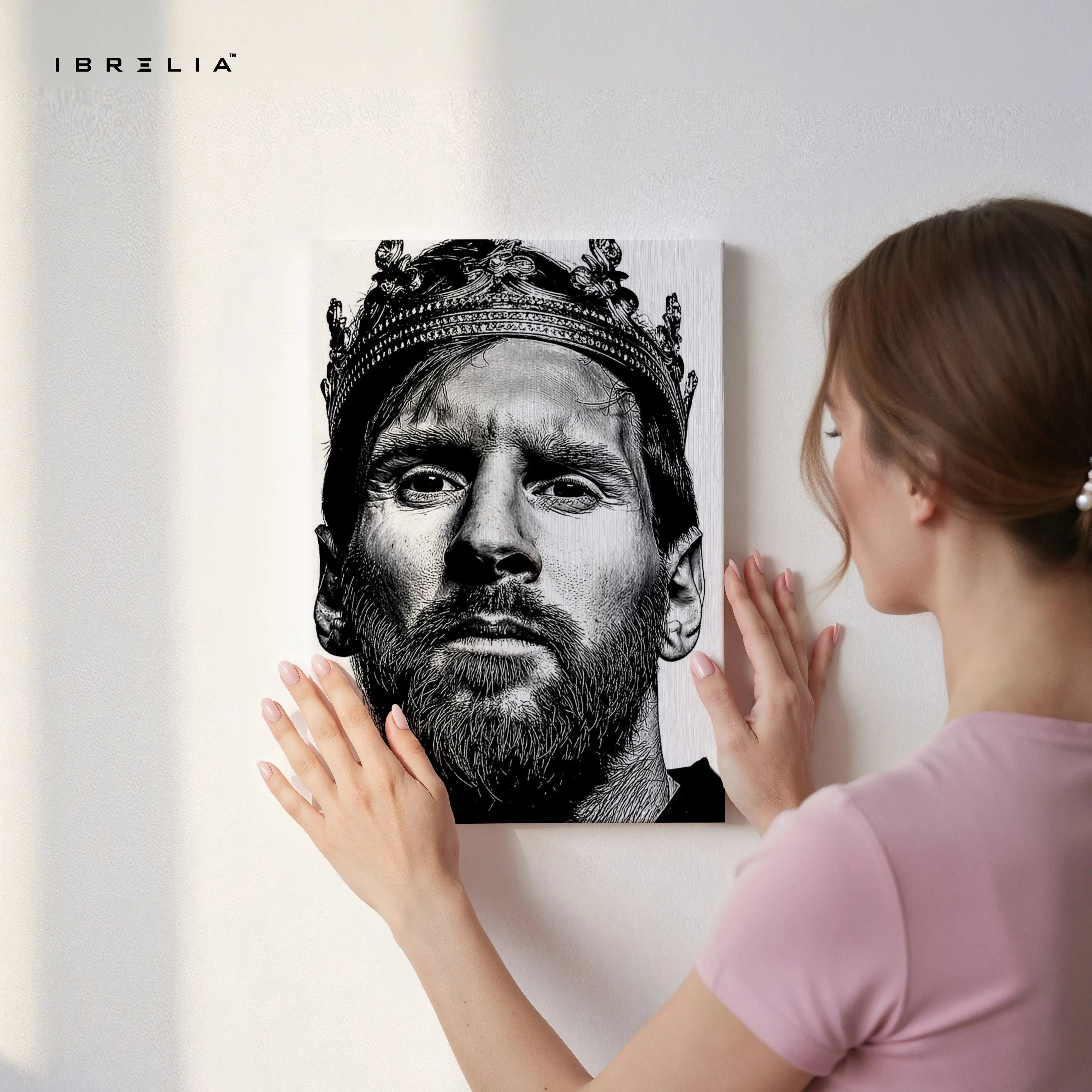 Lionel Messi Crown Portrait Wall Art – Black & White King Messi Canvas Frame | Football Legend Poster Pakistan | IBRELIA™ IBRELIA